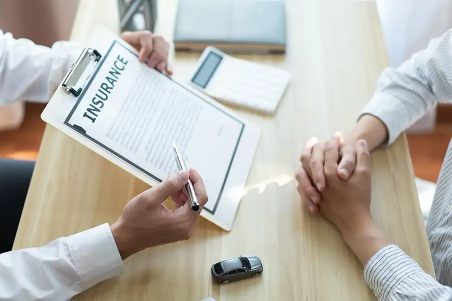 Sandia SR22 Insurance specialist assisting Albuquerque client